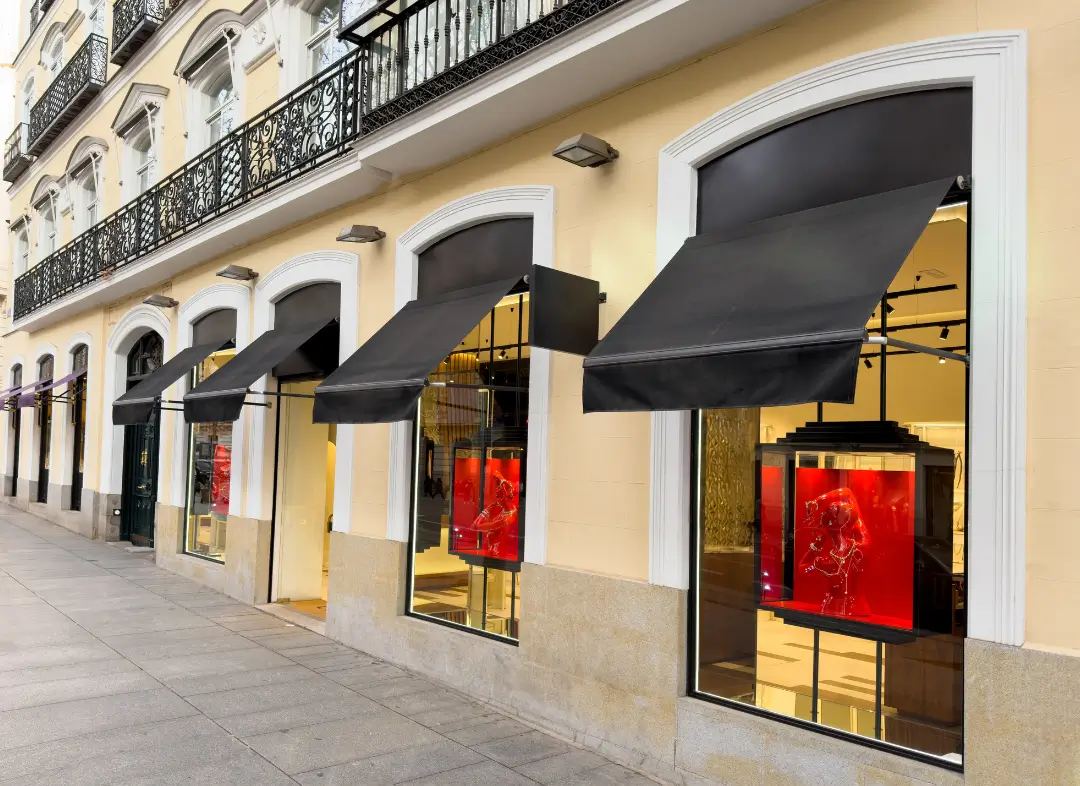 Façade vitrine de magasin en aluminium sur mesure à Dordives